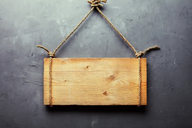 ahşap tabela ipte asılı