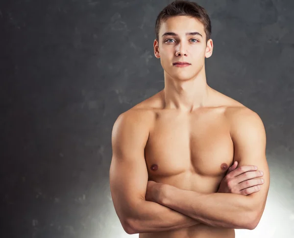 Porträt eines muskulösen jungen Mannes — Stockfoto