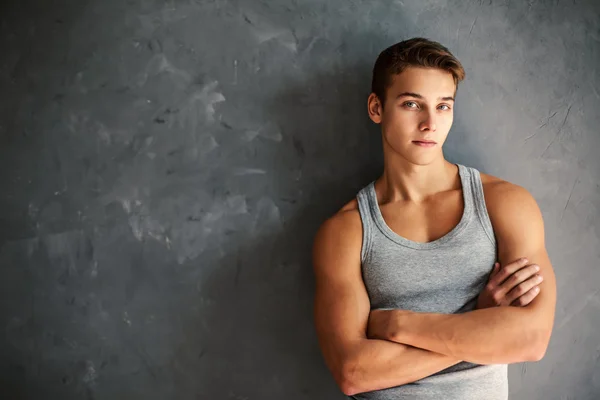 Retrato de un joven musculoso guapo — Foto de Stock