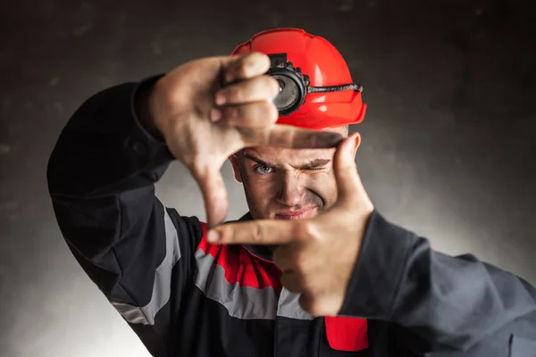 Minatore di carbone guardando attraverso una cornice dito — Foto Stock