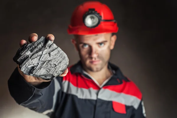 Mineiro de carvão mostrando pedaço de carvão — Fotografia de Stock