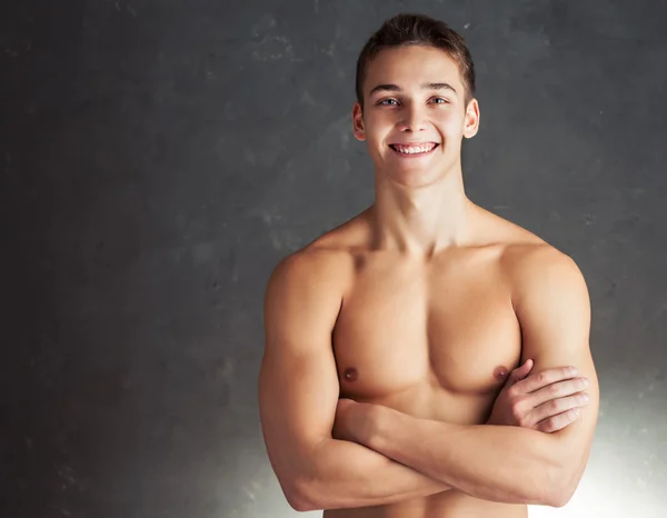 Портрет улыбающегося мускулистого молодого человека — стоковое фото