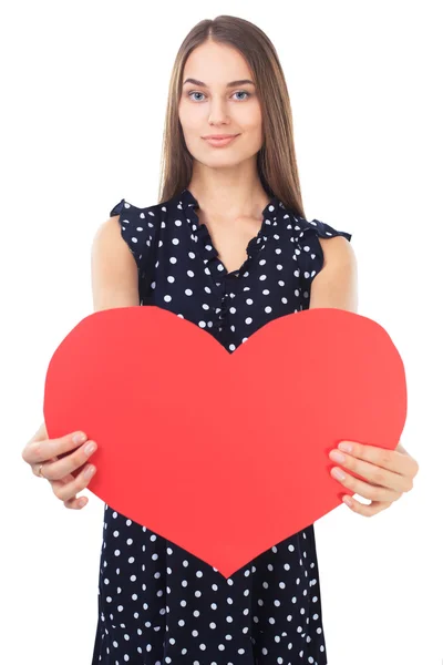 Mujer joven sosteniendo el corazón rojo — Foto de Stock