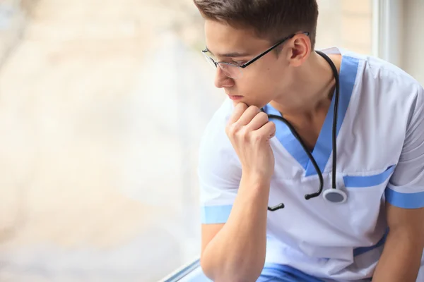 Joven médico pensativo —  Fotos de Stock