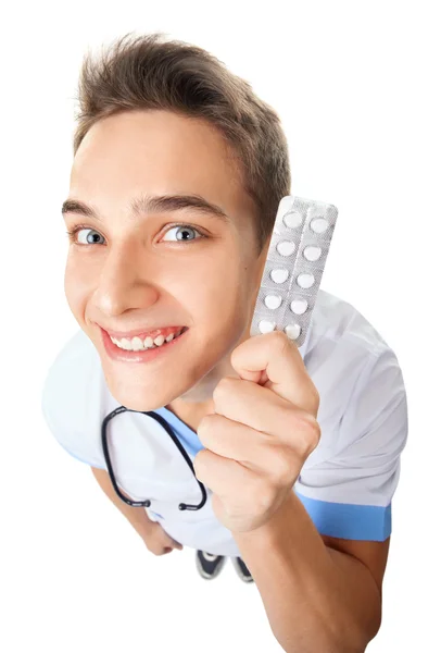 Engraçado jovem médico segurando pílulas — Fotografia de Stock
