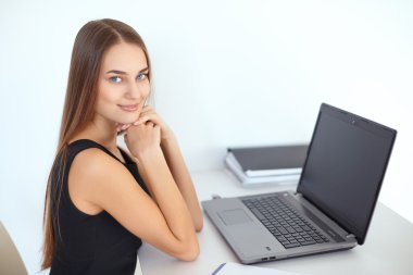 güzel genç gülümseyen iş kadını