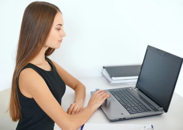 Mujer de negocios trabajando en un ordenador portátil — Foto de Stock