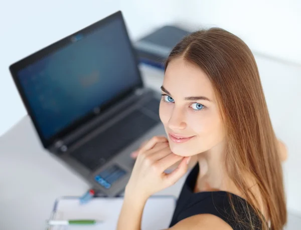 Bella giovane donna d'affari in ufficio — Foto Stock