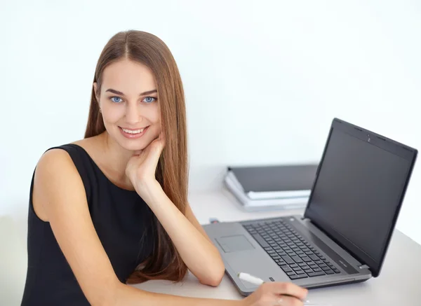 Schöne junge lächelnde Geschäftsfrau — Stockfoto