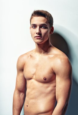 Genç kaslı adamın portresi