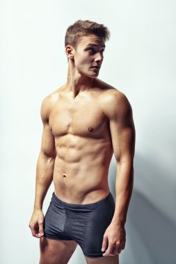 Genç kaslı adam