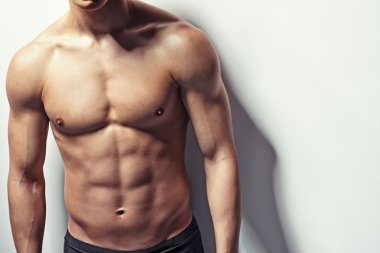 genç adamın kaslı gövde