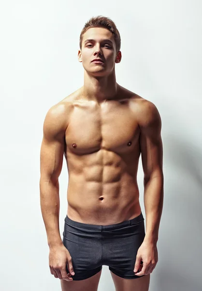 Portret młodego mężczyzny mięśni — Zdjęcie stockowe