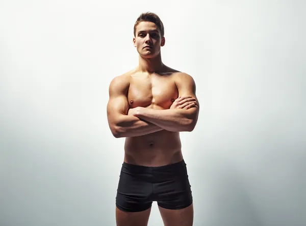 Портрет молодого сексуального мускулистого мужчины — стоковое фото