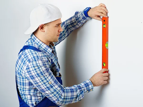 Worker using spirit level — Stock Photo, Image