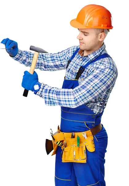 Werkende man met hamer rijden een nagel in de muur — Stockfoto