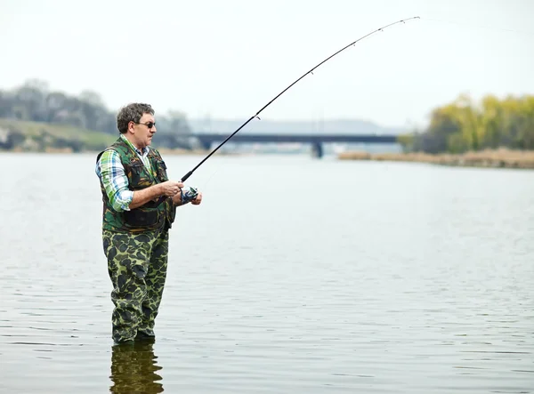 Fischer angeln auf dem Fluss — Stockfoto