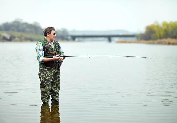 Pescador pescando no rio — Fotografia de Stock