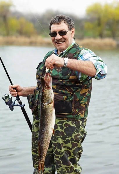Maduro feliz pescador com seu captura — Fotografia de Stock