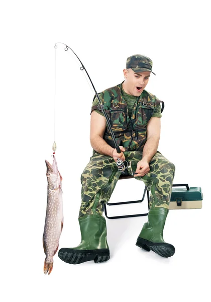Pescador em camuflagem a apanhar um peixe — Fotografia de Stock