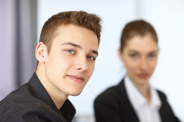 Dos jóvenes empresarios hermosos — Foto de Stock