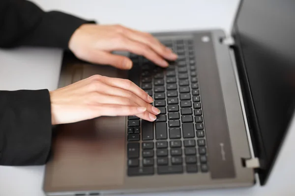 Businesswoman using laptop — Stock Photo, Image