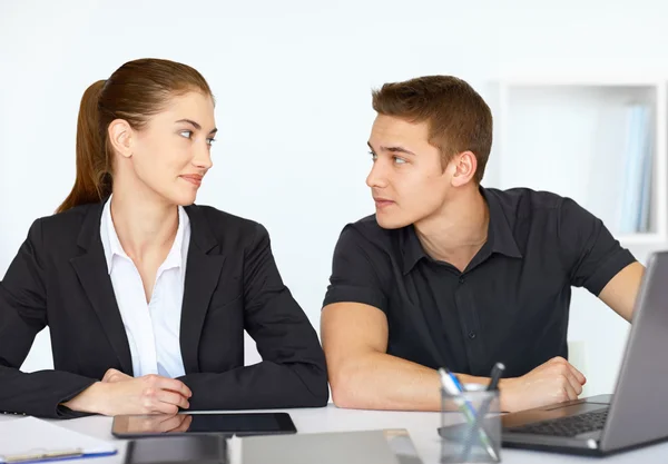 Empresarios sentados a la mesa — Foto de Stock