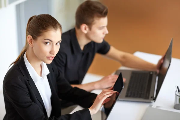 Geschäftsleute arbeiten am Computer — Stockfoto