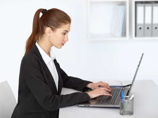 Femme d'affaires travaillant à l'ordinateur portable — Photo