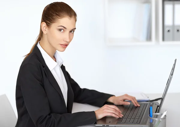 Zakenvrouw werkt op laptop — Stockfoto