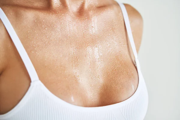 Close up seni donna in biancheria intima bianca in goccia d'acqua o sudore sulla pelle — Foto Stock