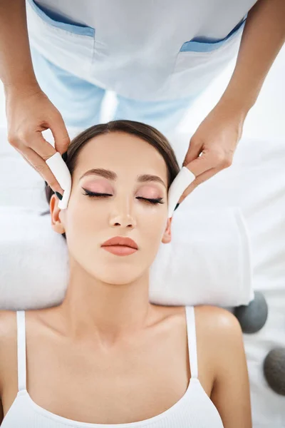 Vacker kaukasisk kvinna njuter ansikts spa förfarande i salong — Stockfoto