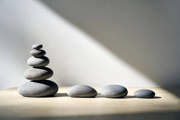 Cairn de piedras Zen con espacio de copia — Foto de Stock