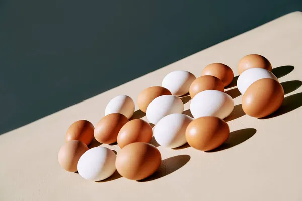 Composición geométrica del huevo de gallina —  Fotos de Stock