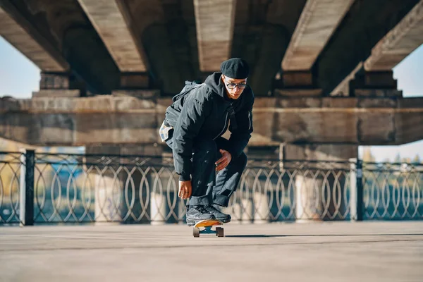 Young male skateboarder in action on the street — Foto Stock