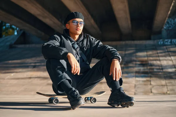 Skater mężczyzna z deskorolką na ulicy tło miejskie — Zdjęcie stockowe