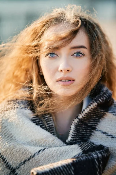 Retrato de cerca de una joven bonita con el pelo largo y ondulado a la luz del sol al aire libre — Foto de Stock