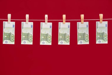 Para aklama, avroluk banknotlar kırmızı stüdyonun arka planında asılı duruyor..
