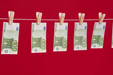 Para aklama, avroluk banknotlar kırmızı stüdyonun arka planında asılı duruyor..