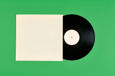 Yeşil arkaplan üzerinde izole edilmiş kapak modelli vinil kayıt
