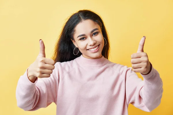 Smiling pretty woman showing thumb up sign — Stock Photo, Image