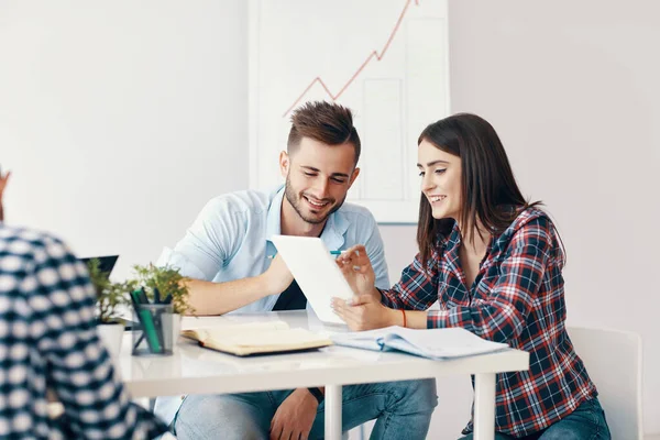 Affärsmän diskuterar idéer, arbetar och kommunicerar tillsammans på moderna kontor — Stockfoto