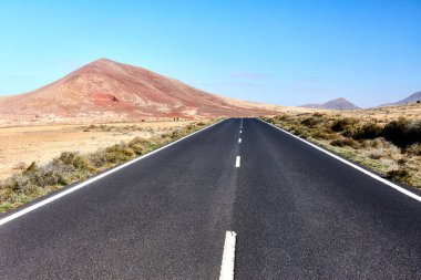 Boş otoyol asfalt yolu ve dağ manzarası