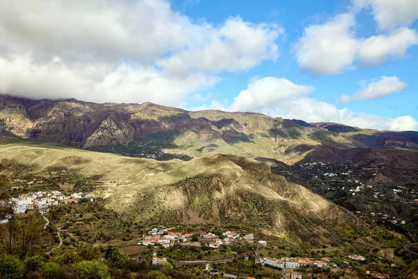 Dağ vadisi manzarasının güzel manzarası
