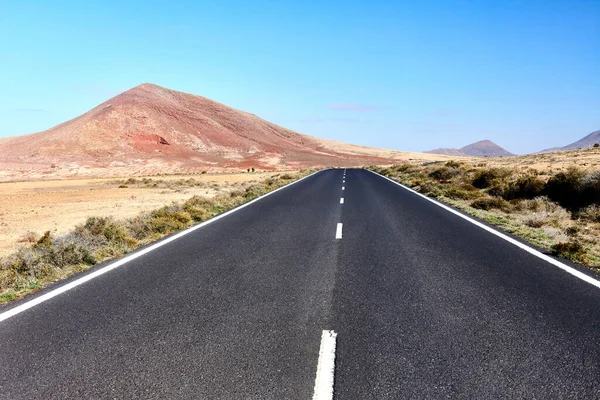 Boş otoyol asfalt yolu ve dağ manzarası