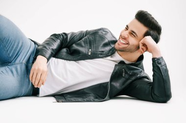 Mutlu adam gülüyor beyaz zeminde yatarken