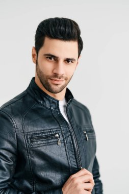 Beyaz stüdyo arka planında yakışıklı erkek portresi