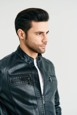 Beyaz stüdyo arka planında yakışıklı erkek portresi