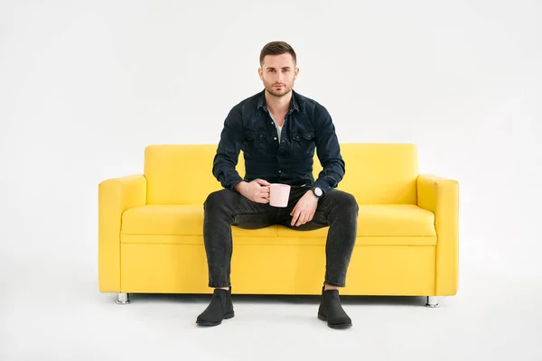 Homem Relaxado Com Caneca Café Mãos Sentadas Sofá Brilhante Conforto — Fotografia de Stock