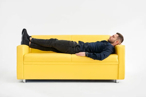 Młody Człowiek Relaksuje Się Sam Żółtej Kanapie Domu Pojęcie Odpoczynku — Zdjęcie stockowe